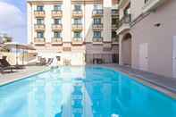 Swimming Pool Holiday Inn EL MONTE - LOS ANGELES, an IHG Hotel