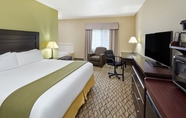 Bedroom 5 Holiday Inn Express & Suites CHICAGO-LIBERTYVILLE, an IHG Hotel