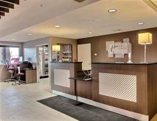 Lobi 2 Holiday Inn Express FARGO-WEST ACRES, an IHG Hotel