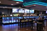 Bar, Kafe, dan Lounge Holiday Inn HAZLET, an IHG Hotel