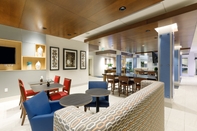 Bar, Cafe and Lounge Holiday Inn Express & Suites STURBRIDGE, an IHG Hotel