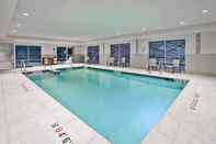 Swimming Pool Holiday Inn Express & Suites OKEMOS - UNIVERSITY AREA, an IHG Hotel