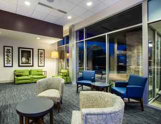 Lobi 2 Holiday Inn Express & Suites QUEENSBURY - LAKE GEORGE AREA, an IHG Hotel