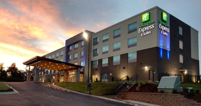 Luar Bangunan Holiday Inn Express & Suites CHARLOTTE NE - UNIVERSITY AREA, an IHG Hotel