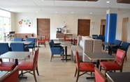 Restoran 6 Holiday Inn Express & Suites CHARLOTTE NE - UNIVERSITY AREA, an IHG Hotel