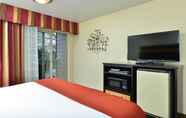 Bedroom 3 Holiday Inn Express PORTLAND SE - CLACKAMAS AREA, an IHG Hotel