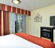 Bedroom 3 Holiday Inn Express PORTLAND SE - CLACKAMAS AREA, an IHG Hotel