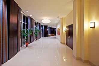 Lobi 4 Holiday Inn LOUISVILLE AIRPORT - FAIR/EXPO, an IHG Hotel