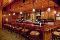 Bar, Kafe, dan Lounge Crowne Plaza LAKE PLACID, an IHG Hotel