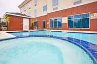 Swimming Pool Holiday Inn Express & Suites NEW BOSTON, an IHG Hotel