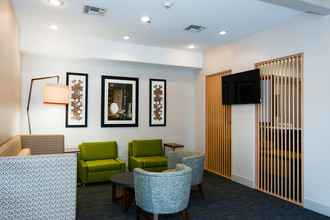 Lobby 4 Holiday Inn Express & Suites NEW BOSTON, an IHG Hotel