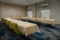 Ruangan Fungsional Holiday Inn Express & Suites LAWRENCE, an IHG Hotel