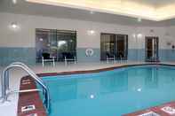 Kolam Renang Holiday Inn Express LELAND - WILMINGTON AREA, an IHG Hotel