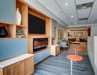 Lobi 2 Holiday Inn Express & Suites AURORA - NAPERVILLE, an IHG Hotel