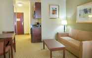 Ruang Umum 3 Holiday Inn Express & Suites WINNIE, an IHG Hotel