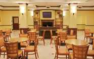 Restoran 5 Holiday Inn Express & Suites WINNIE, an IHG Hotel
