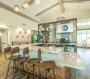 Bar, Cafe and Lounge 7 Holiday Inn & Suites PEACHTREE CITY, an IHG Hotel