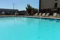 Kolam Renang Holiday Inn Express HARRISBURG SW - MECHANICSBURG, an IHG Hotel