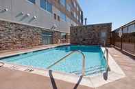 สระว่ายน้ำ Holiday Inn Express & Suites JOHNSTOWN, an IHG Hotel