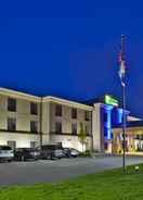 EXTERIOR_BUILDING Holiday Inn Express Hastings, an IHG Hotel