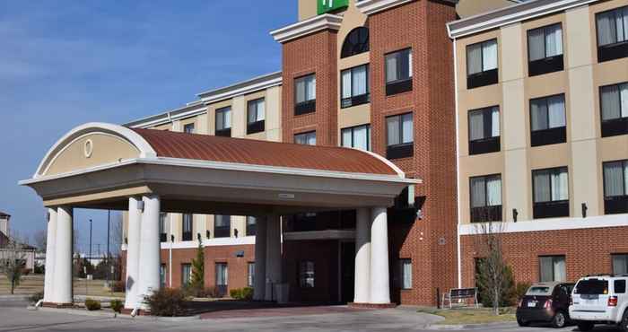 Bangunan Holiday Inn Express & Suites PRATT, an IHG Hotel