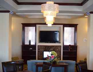 Lobby 2 Holiday Inn Express & Suites PRATT, an IHG Hotel