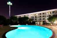 Kolam Renang Holiday Inn & Suites ATLANTA AIRPORT-NORTH, an IHG Hotel