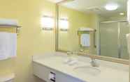 In-room Bathroom 5 Holiday Inn Express & Suites FRACKVILLE, an IHG Hotel