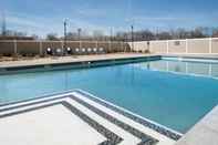 Swimming Pool Crowne Plaza SADDLE BROOK, an IHG Hotel