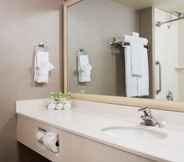 ห้องน้ำภายในห้อง 3 Holiday Inn Express & Suites BURLINGTON, an IHG Hotel