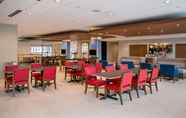 Restaurant 4 Holiday Inn Express & Suites TAMPA EAST - YBOR CITY, an IHG Hotel