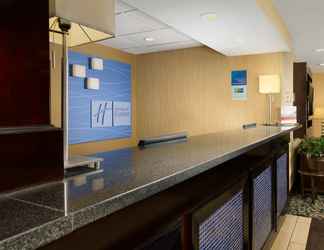 Lobi 2 Holiday Inn Express WASHINGTON DC - BW PARKWAY, an IHG Hotel