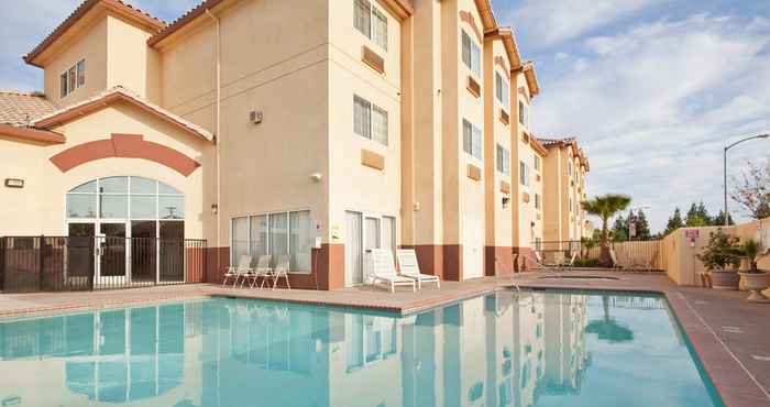 Swimming Pool Holiday Inn Express MADERA-YOSEMITE PK AREA, an IHG Hotel