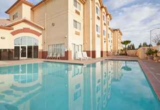 Swimming Pool 4 Holiday Inn Express MADERA-YOSEMITE PK AREA, an IHG Hotel