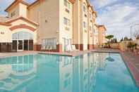 Swimming Pool Holiday Inn Express MADERA-YOSEMITE PK AREA, an IHG Hotel