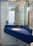 Our en-suites have a power shower so you can refresh yourself Holiday Inn Express NEWPORT, an IHG Hotel