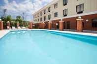 สระว่ายน้ำ Holiday Inn Express & Suites GREENSBORO-EAST, an IHG Hotel