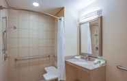 Toilet Kamar 4 Holiday Inn Express & Suites GREENSBORO-EAST, an IHG Hotel