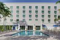 สระว่ายน้ำ Holiday Inn Express & Suites MIAMI-KENDALL, an IHG Hotel