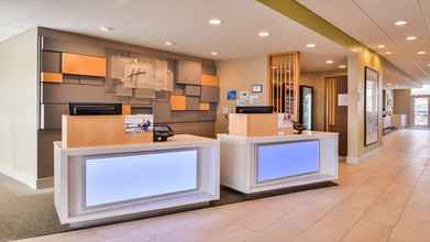 Lobi 4 Holiday Inn Express & Suites PARKERSBURG EAST, an IHG Hotel