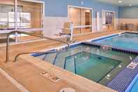 Swimming Pool Holiday Inn Express & Suites PARKERSBURG EAST, an IHG Hotel