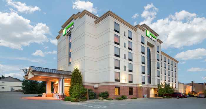 Exterior Holiday Inn Express & Suites BLOOMINGTON, an IHG Hotel