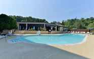 Swimming Pool 2 Holiday Inn WASHINGTON D.C.-GREENBELT MD, an IHG Hotel