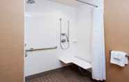 Toilet Kamar 3 Holiday Inn Express & Suites JACKSON NORTHEAST, an IHG Hotel