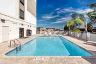 Swimming Pool Holiday Inn Express & Suites LAKELAND SOUTH, an IHG Hotel