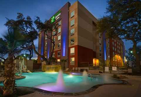 Hồ bơi Holiday Inn Express & Suites SAN ANTONIO MEDICAL-SIX FLAGS, an IHG Hotel