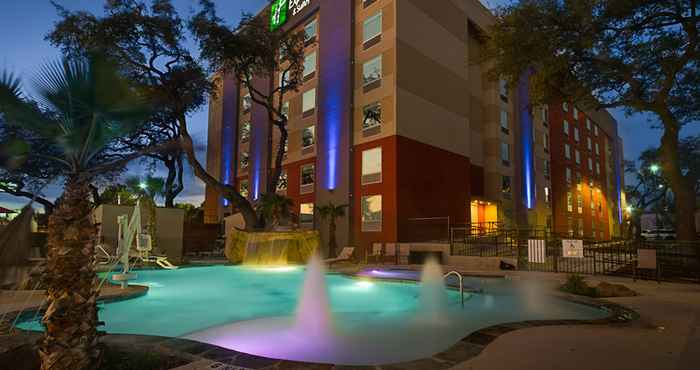 Swimming Pool Holiday Inn Express & Suites SAN ANTONIO MEDICAL-SIX FLAGS, an IHG Hotel