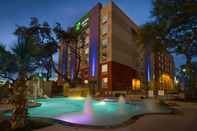 Hồ bơi Holiday Inn Express & Suites SAN ANTONIO MEDICAL-SIX FLAGS, an IHG Hotel