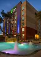 SWIMMING_POOL Holiday Inn Express & Suites SAN ANTONIO MEDICAL-SIX FLAGS, an IHG Hotel