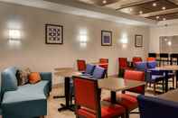 Bar, Cafe and Lounge Holiday Inn Express & Suites OROVILLE LAKE, an IHG Hotel